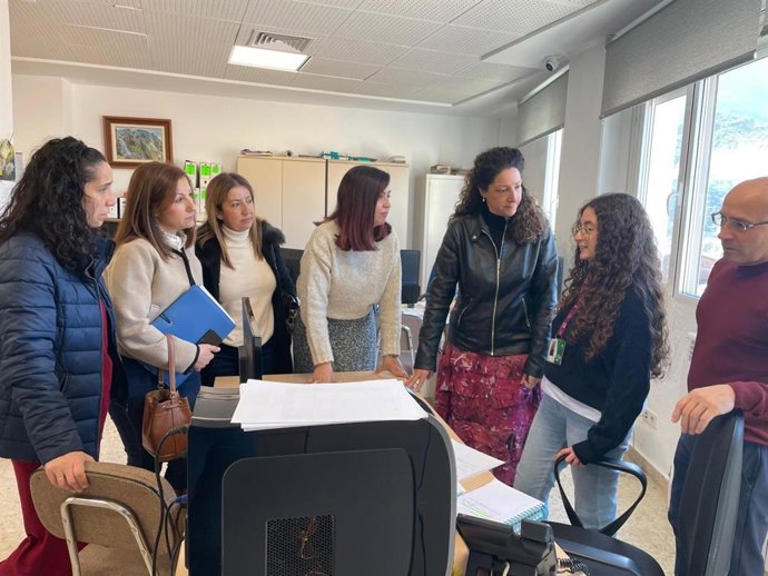 La delegada de Empleo, Ana Mata (3d), analiza el desarrollo del plan Activa-T en Valdepeñas de Jaén.