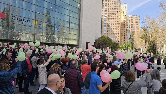 Globotà davant de la Ciutat de la Justícia de València