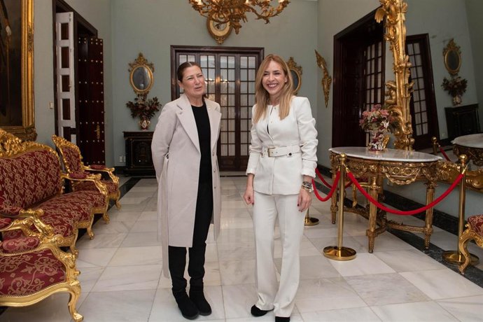 La presidenta de la Diputación de Cádiz, Almudena Martínez del Junco, en una recepción a la bailaora Sara Baras, a la que se distinguirá con el título de Hija Predilecta de la provincia de Cádiz el próximo 19 de marzo.