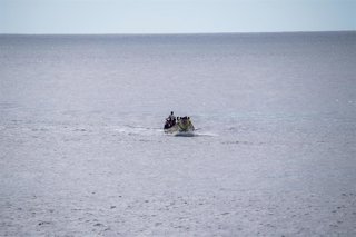 Archivo - Un cayuco con 73 personas, antes de llegar al muelle de La Restinga, a 24 de octubre de 2025, en la isla de El Hierro, Islas Canarias (España). 
