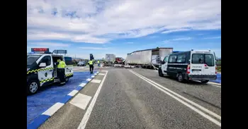 Una persona herida grave y otra leve al colisionar dos camiones en la N-240 en Barbastro (Huesca)