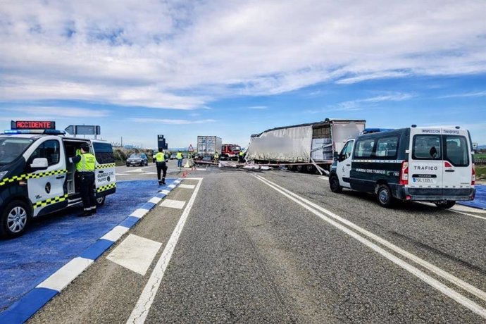 Lugar del accidente en la N-240 en Barbastro (Huesca), en el que han colisionado dos camiones y dos personas han resultado heridas.