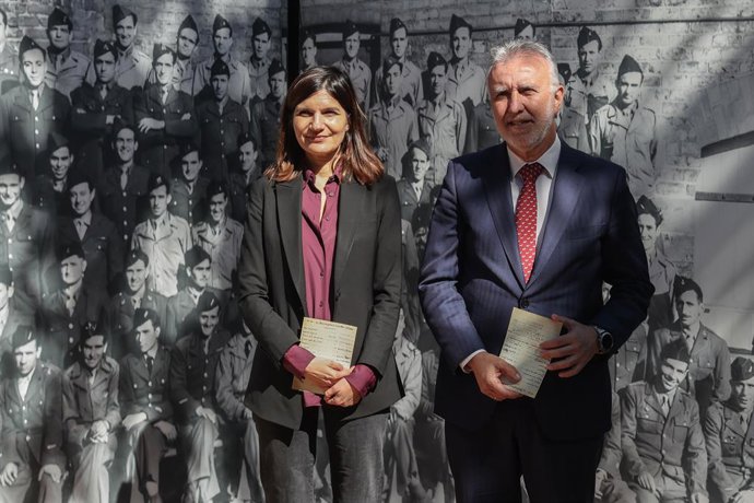 El ministro de Política Territorial y Memoria Democrática, Ángel Víctor Torres, y la ministra francesa delegada ante el Ministerio de las Fuerzas Armadas y Asuntos de los Veteranos, Alice Rufo, durante la inauguración de la exposición ‘Libération. París 1