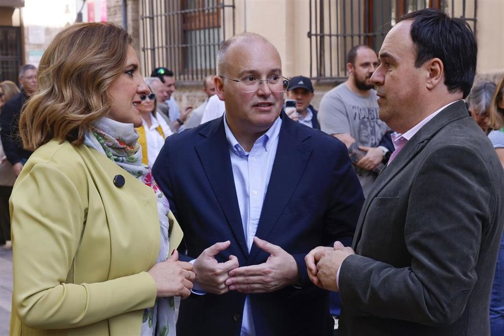 (I-D) La alcaldesa de Valencia, María José Catalá; el secretario general del PP, Miguel Tellado, y el presidente de la Generalitat valenciana, Juanfran Pérez Llorca, durante la masclet del Ayuntamiento de Valencia, a 12 de marzo de 2026, en Valencia, C