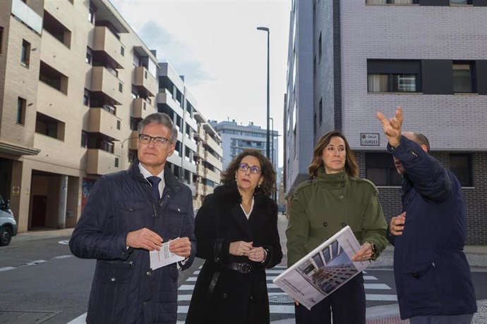 Visita institucional a la calle Camino del Vado, en el Arrabal, cuya reforma comenzará este año con una inversión de 1,4 millones
