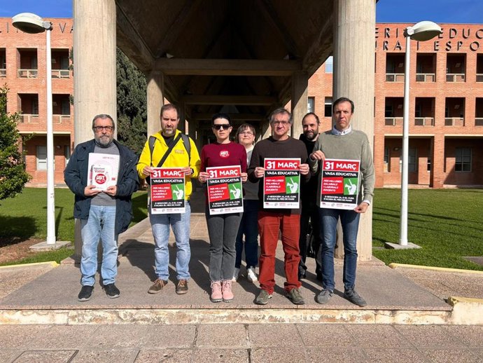 Representant sindicals davant de la Conselleria d'Educació