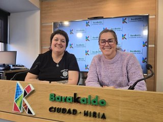 La concejala de Cultura de Barakaldo, Nerea Cantero, y la representante de Erreka Ortu Euskal Dantza Taldea Aintzane Pradera en rueda de prensa.