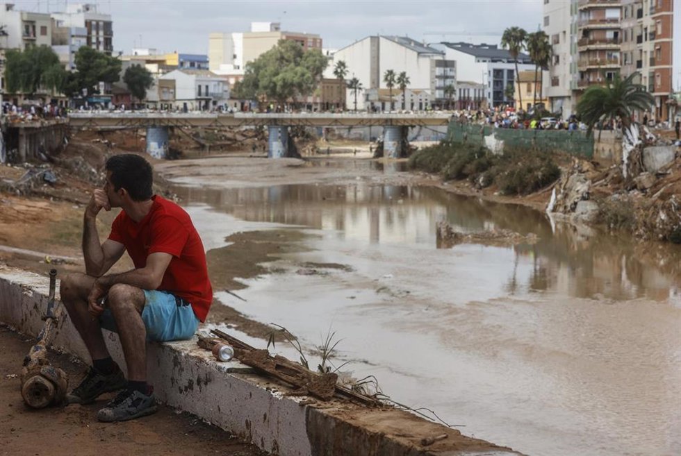 Archivo - Varias personas limpian los estragos ocasionados por la DANA, a 1 de noviembre de 2024, en Paiporta, Valencia