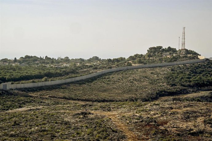 Archivo - Imagen de archivo de un puesto militar israelí al otro lado de la frontera con Líbano.
