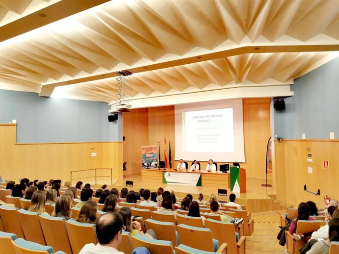 Jornada de puertas abiertas a futuros residentes en el Hospital de Valme en Sevilla