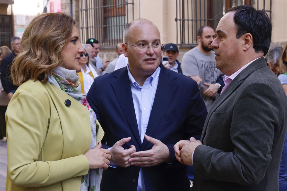 La alcaldesa de Valncia, María José Catalá; el secretario general del PP, Miguel Tellado, y el presidente de la Generalitat valenciana, Juanfran Pérez Llorca, antes de asistir a la 'masclet' desde el balcón del Ayuntamiento de la capital valenciana.  