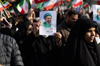 Una dona amb una imatge del nou líder suprem de l'Iran