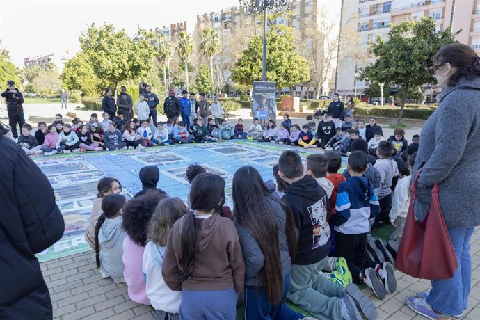 Archivo - Jornada con escolares del juego educativo 'Muévete x Huelva'.
