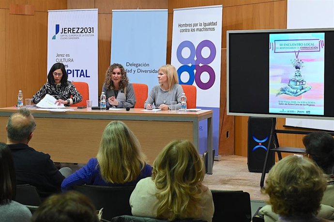 La teniente de alcaldesa de Igualdad y Diversidad en el Ayuntamiento de Jerez de la Frontera (Cádiz), Susana Sánchez, en la apertura del III Encuentro Local de Responsables de Coeducación