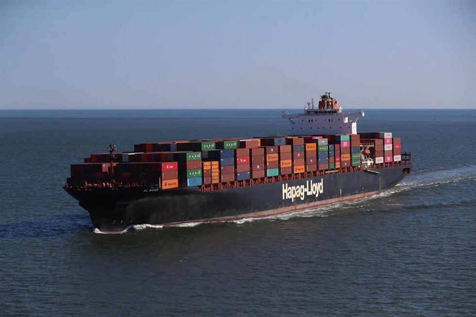 Archivo - El portacontenedores 'Al Bahia', de la naviera alemana Hapag-Lloyd y con bandera de Liberia, a su entraad al puerto de Nueva York, en Estados Unidos (archivo)