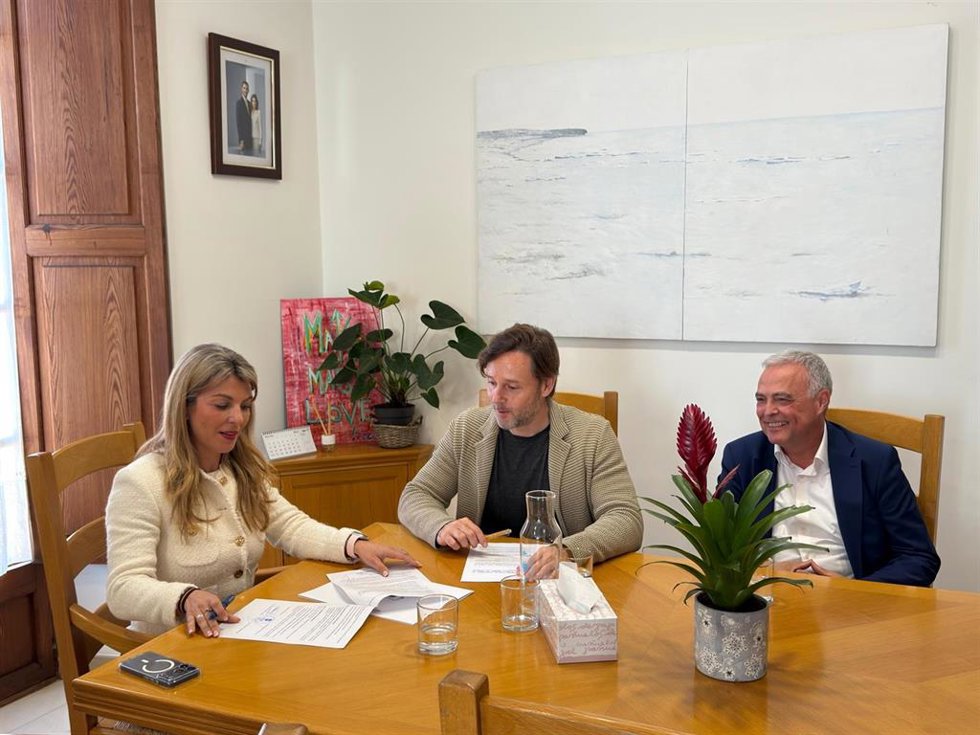 La alcaldesa de Andratx, Estefanía Gonzalvo, firma el protocolo de intenciones con representantes de la promotora Posidon.