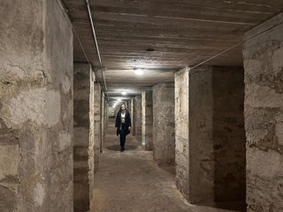 La concejala de Cultura del Ayuntamiento de Alicante, Nayma Beldjilali (PP), en un refugio antiaéreo de la Guerra Civil