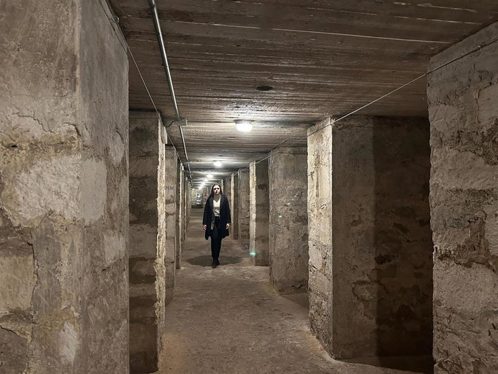 La concejala de Cultura del Ayuntamiento de Alicante, Nayma Beldjilali (PP), en un refugio antiaéreo de la Guerra Civil