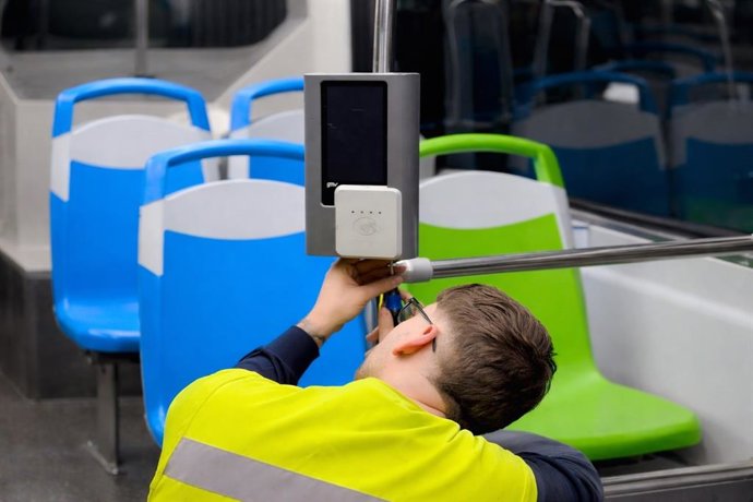 Ya se puede pagar con tarjeta en todos los autobuses de la EMT de Palma.