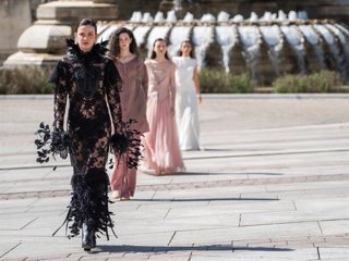 Desfile inaugural de OMODA Madrid es Moda en Plaza de España, a 12 de marzo de 2026, en Madrid (España).