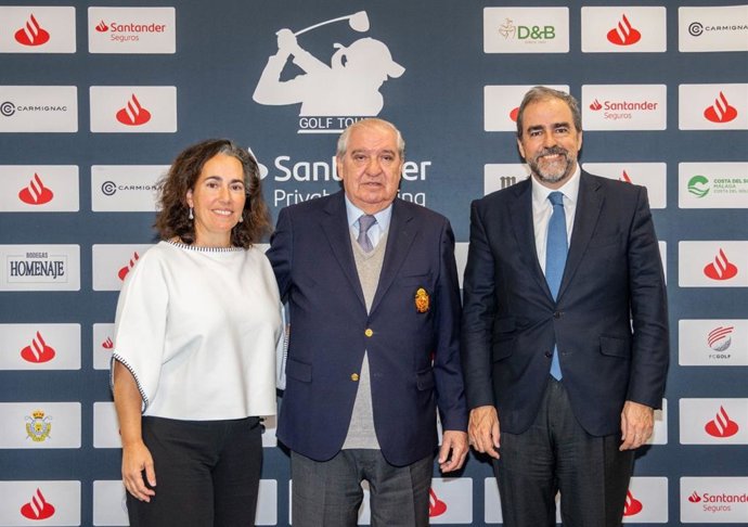 El presidente de la RFEG, Juan Guerrero-Burgos, en el centro, junto a Alicia Garrido y Víctor Allende, directora del Santander Golf Tour y director de Santander Private Banking España en la presentación del circuito.
