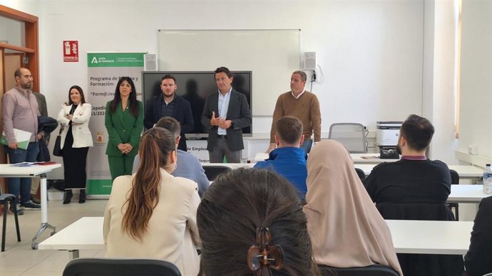 El delegado territorial de Empleo, Empresa y Trabajo Autónomo de la Junta en Cádiz, Daniel Sánchez Román, junto a varios jóvenes que han sido contratados por el Ayuntamiento de San Roque a través del programa Activa-T Joven