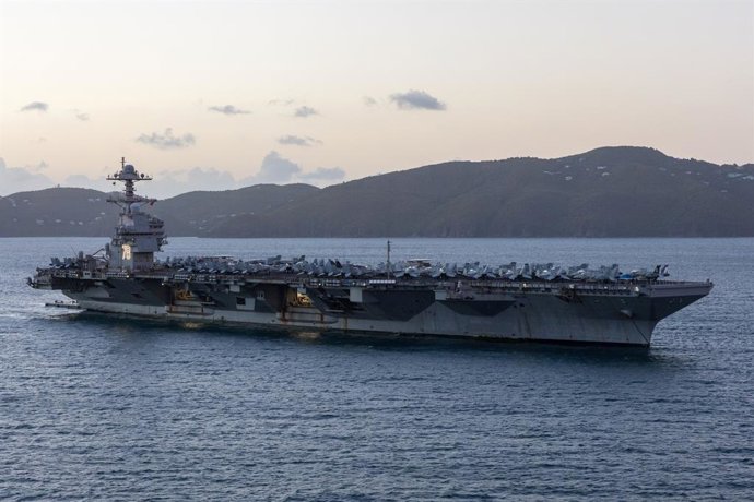 Archivo - January 25, 2026, St Thomas, U.S. Virgin Islands, USA: The aircraft carrier USS Gerald R. Ford (CVN-78), loaded with fighter jets and other aircraft, is silhouetted as the sun sets while anchored off St. Thomas in the U.S. Virgin Islands during 
