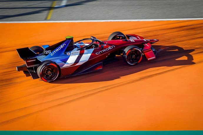 Archivo - El piloto Jean-Eric Vergne (Citroën), en los test en Valencia de la Fórmula E.