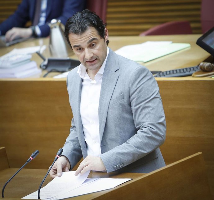 Archivo - Arxiu - El diputat del PP en Les Corts Valencianes i alcalde de Torrevella, Eduardo Dolón, en una imatge d'arxiu en el parlament autonòmic