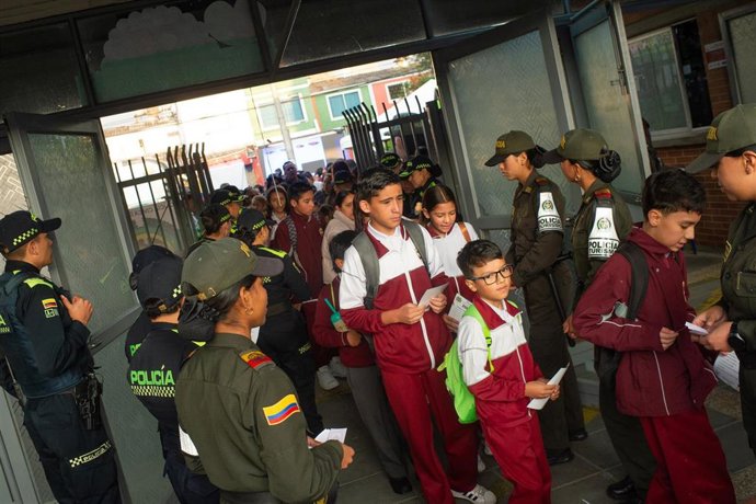 Archivo - Imagen de archivo de la entrada de un colegio en Bogotá, Colombia.