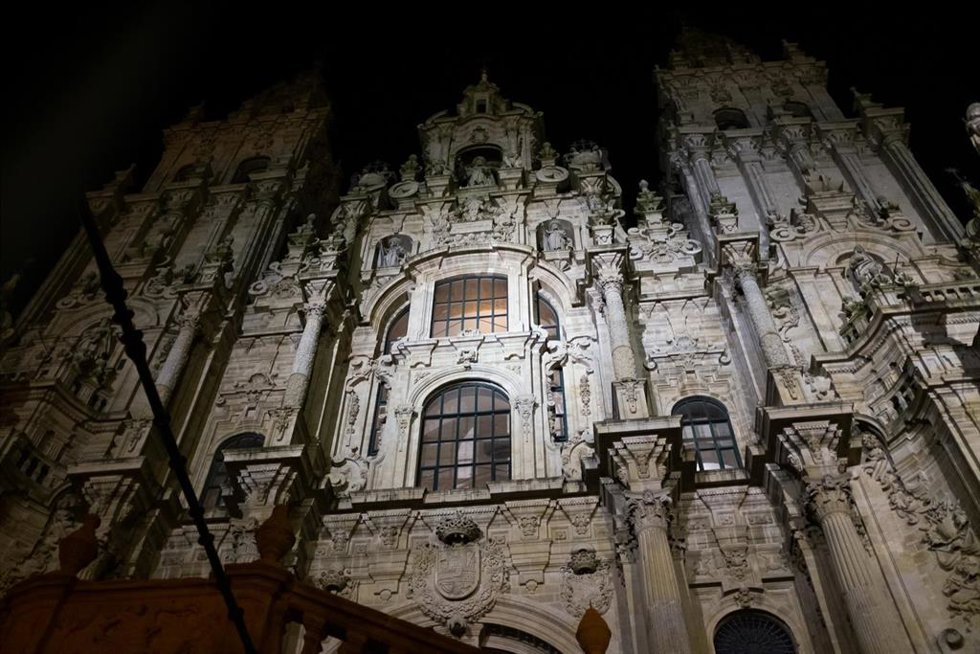 Archivo - La Catedral de Santiago de Compostela con un foco de luz alumbrando su fachada, a 9 de agosto de 2022, en Santiago de Compostela