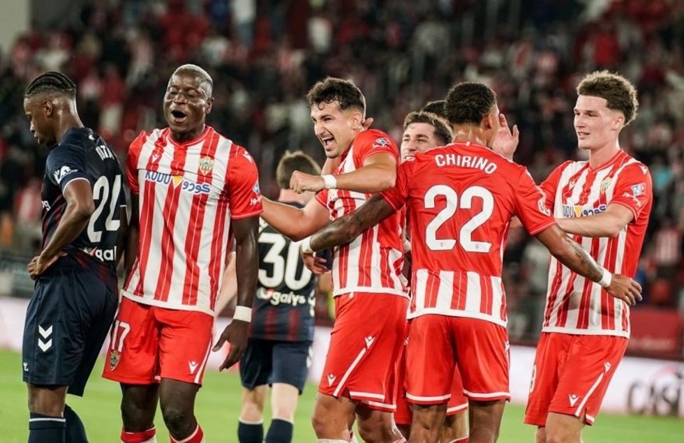 Archivo - Los jugadores del Almería celebrando un gol.