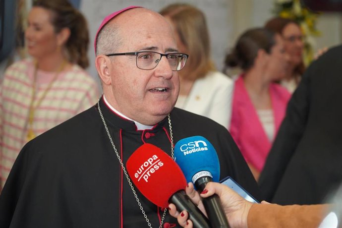 Archivo - El obispo de Huelva, Santiago Gómez Sierra, en una imagen de archivo.