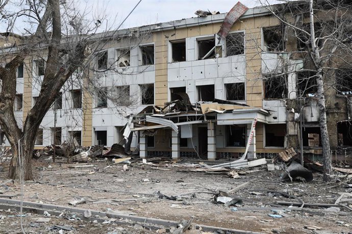 Un ambulatorio infantil incendiado tras un ataque militar de las Fuerzas Armadas de Ucrania en Donetsk