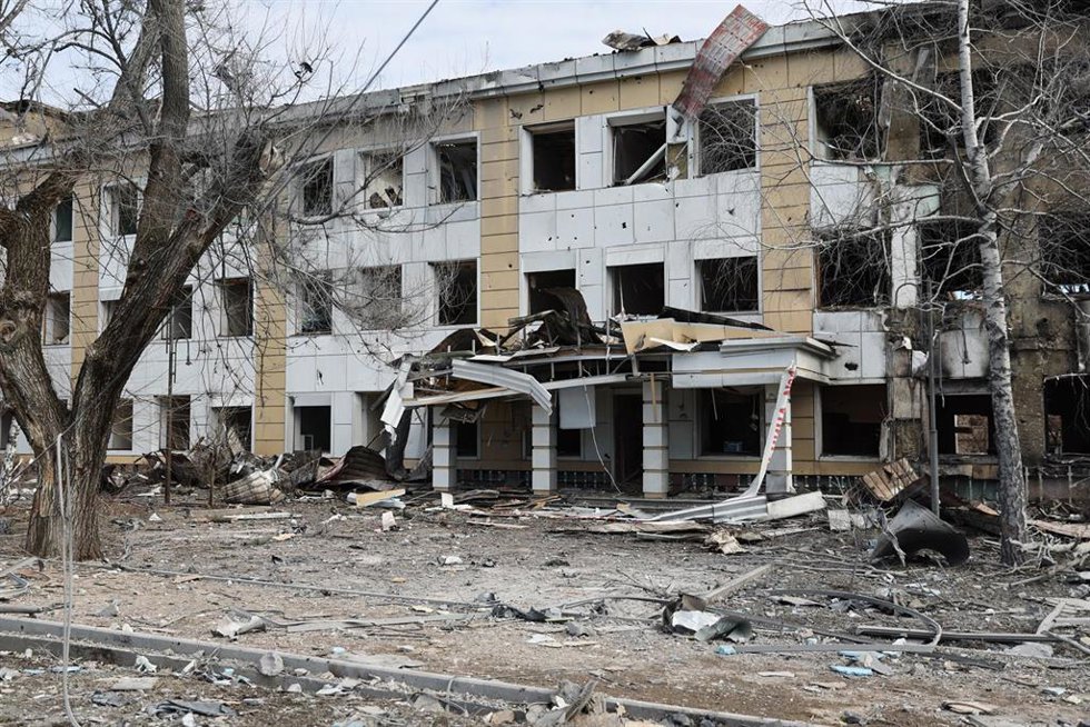 Un ambulatorio infantil incendiado tras un ataque militar de las Fuerzas Armadas de Ucrania en Donetsk