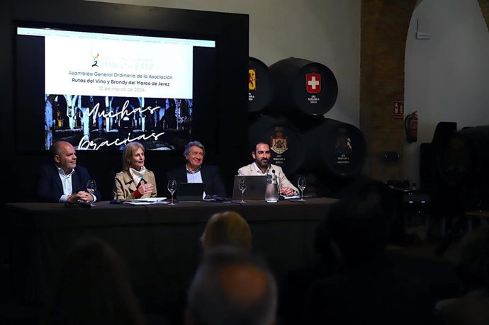 La alcaldesa de Jerez, María José García-Pelayo, en la asamblea general de la Asociación Rutas del Vino y del Brandy del Marco de Jerez.