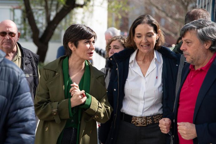 La ministra de Vivienda y Agenda Urbana, Isabel Rodríguez (i), y la portavoz del PSOE en el Ayuntamiento, Reyes Maroto (d), durante una visita a Fuencarral, a 12 de marzo de 2026, en Madrid (España). Tras la reunión la ministra recorre el barrio junto a l