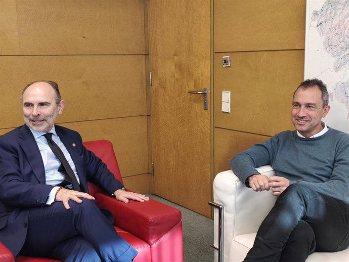 El rector de la Universidad de Oviedo, Ignacio Villaverde, y el consejero de Ordenación del territorio, Ovidio Zapico.