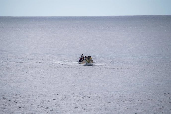 Archivo - Un cayuco con 73 personas, antes de llegar al muelle de La Restinga, a 24 de octubre de 2025, en la isla de El Hierro, Islas Canarias (España). Un cayuco con 73 hombres llegó al mediodía al muelle de La Restinga, en El Hierro. Fueron atendidos p