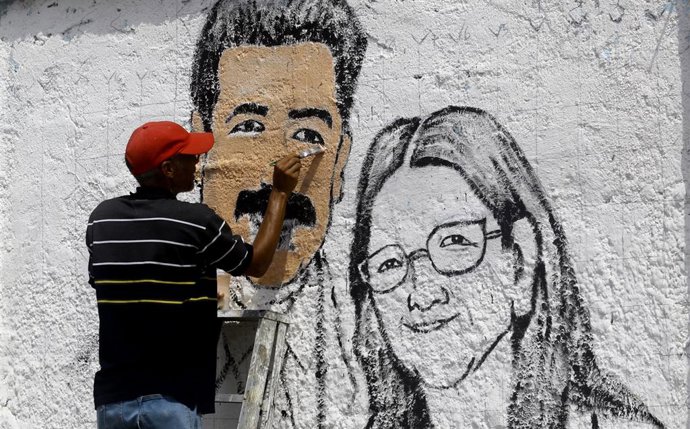 Un mural del presidente de Venezuela, Nicolás Maduro, y su esposa, Cilia flores, en Puerto Cabello, Venezuela.