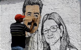 Un mural del presidente de Venezuela, Nicolás Maduro, y su esposa, Cilia flores, en Puerto Cabello, Venezuela.