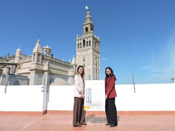 La delegada de Comunicación y Protocolo, Alicia Sánchez, y la edil de Educación, Ángela Roldán, en la presentación de la jornada 'Siente El Viso', en la Casa de la Provincia.