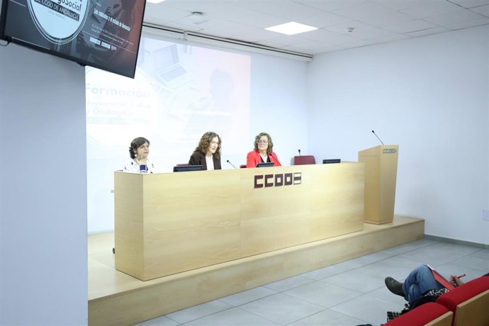 La secretaria general de CCOO de Andalucía, Nuria López,  la secretaria de las Mujeres e Igualdad de CCOO, Carolina Vidal y la secretaria de la Mujer de CCOO de Andalucía, Yolanda Carrasco, en una jornada sobre las condiciones de los cuidadores.