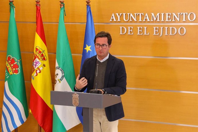 El alcalde de El Ejido (Almería), Francisco Góngora, durante una comparecencia ante los medios.