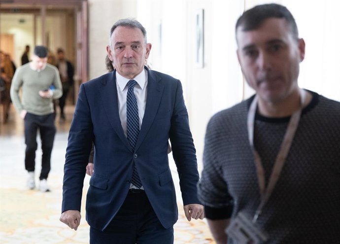 El diputado de Sumar Enrique Santiago a su llegada a la Junta de Portavoces en el Congreso, a 24 de febrero de 2026, en Madrid (España).