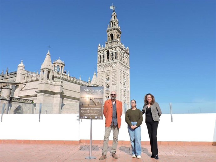 Libertad Fernández, concejala de Educación y Medio Ambiente del Ayuntamiento de La Puebla del Río, y Carmen Vargas y Joaquín González, representantes del colectivo Desde las márgenes.