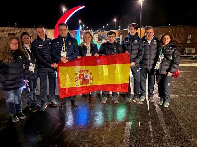 Milagros Tolón junto a Alberto Durán y parte de la delegación en los Juegos Paralímpicos de Milán y Cortina d'Ampezzo 2026