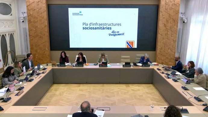 La consellera de Familias, Bienestar Social y Atención a la Dependencia, Sandra Fernández, compadece ante la Comisión de Asuntos Sociales del Parlament.