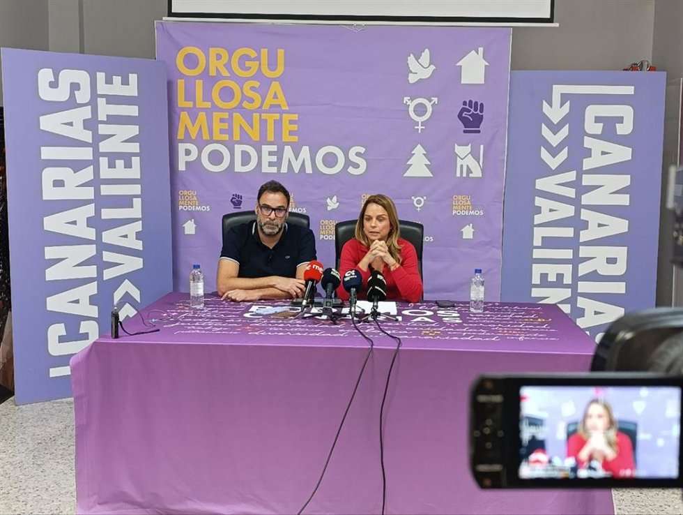 La coordinadora general de Podemos Canarias, Noemí Santana, y el secretario de Comunicación de Podemos Canarias, Fernando Ruiz, en rueda de prensa