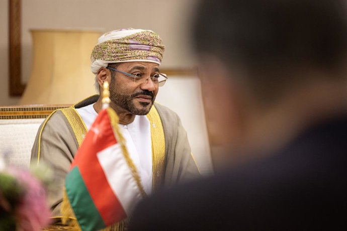 Archivo - Arquivo - 15 de junho de 2025, Omã, Mascate: O ministro das Relações Exteriores de Omã, Badr bin Hamad Al Busaidi, é fotografado durante sua reunião com o ministro das Relações Exteriores da Alemanha, Johann Wadephul, em Mascate. Foto: Hannes P.